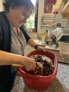 4. Teig in die Früchtemasse einarbeiten