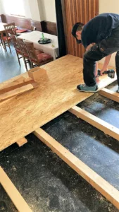 2. Fleißig beim Bühnenbau