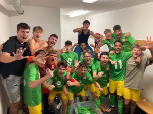 2 Die Juniors feiern einen Sieg gegen den FC Grins