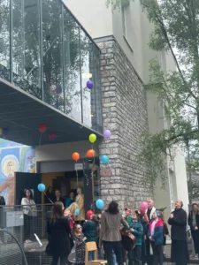 2 Die Kinder lassen die Luftballons steigen