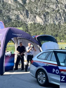 1 Einsatzleiter Klaus Hiel beim Testen der Radarpistole