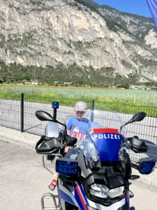 1 Polizeifan Gabriel beim Probesitzen
