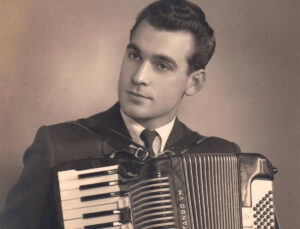 Karl Nagele_jung mit Ziehharmonika